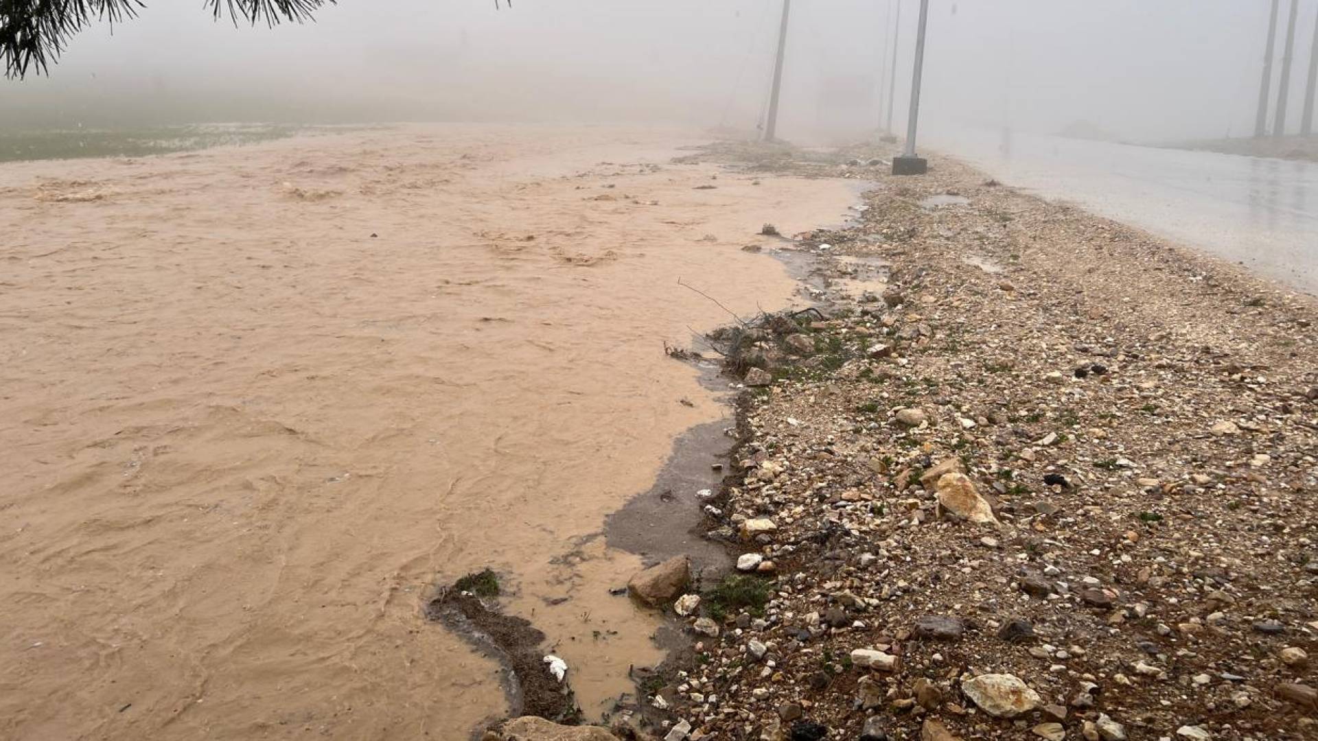 إغلاق طريق مثلث الحلسة في الشوبك مؤقتا بسبب ارتفاع منسوب مياه الأمطار