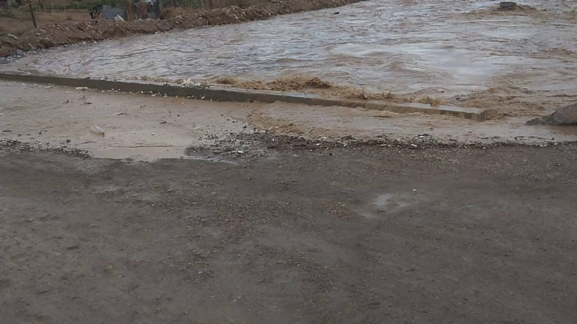 بلدية معان الكبرى : إغلاق جسر الشامية المحاذي لجمعية بئر الشامية التعاونية بشكل مؤقت بسبب السيول