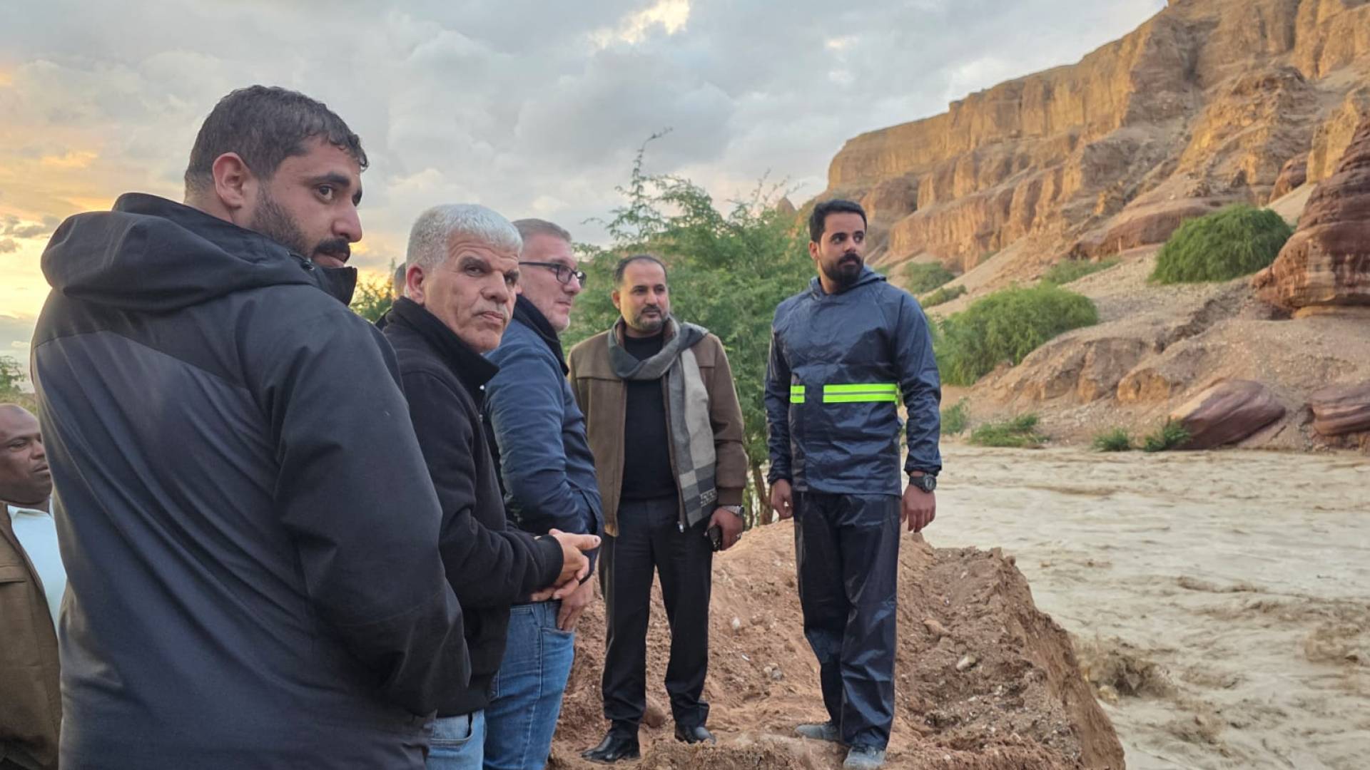 أمين عام سلطة وادي الأردن يتابع جهود كوادر وادي الاردن في الأغوار الجنوبية خلال المنخفض الجوي