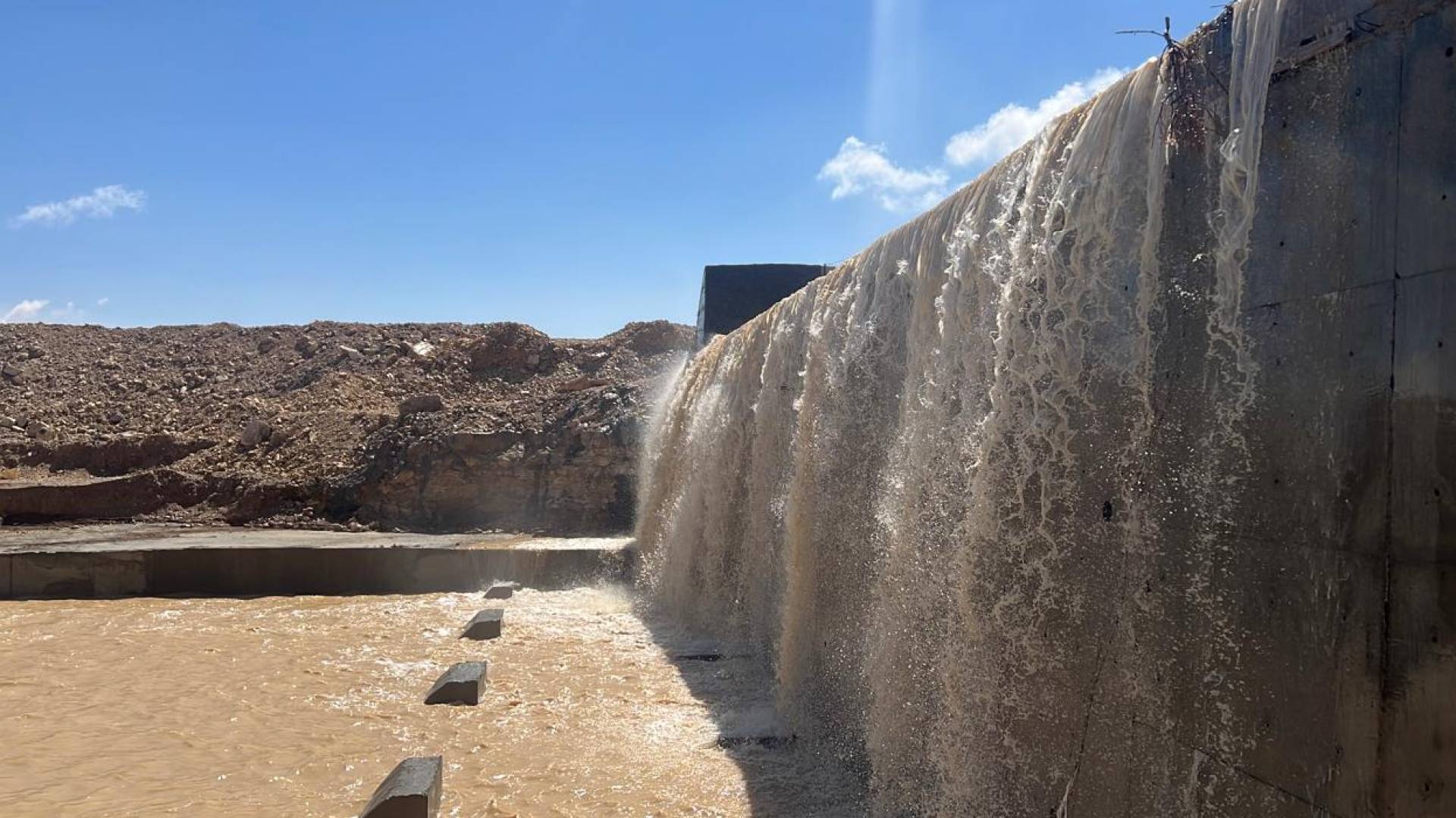 مراسل "رؤيا":فيضان سد "الوحيدي" في محافظة معان لليوم الثاني على التوالي