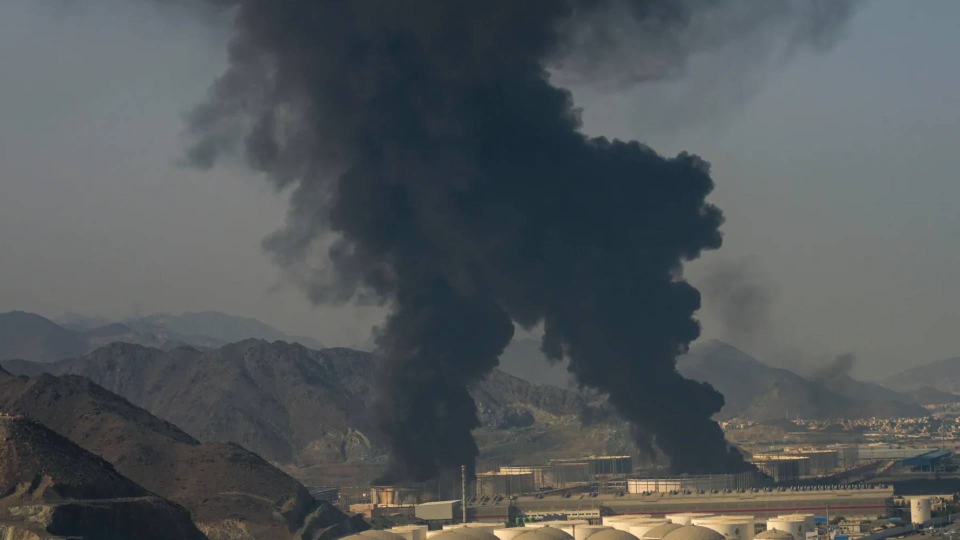 مكتب أبو ظبي الإعلامي: السيطرة على الحرائق الثلاث في محيط مناطق خليفة الاقتصادية وارتفاع الإصابات إلى 6 #عاجل 