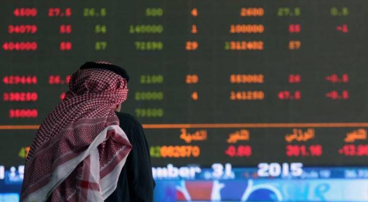 رجل ينظر إلى أرقام البورصة