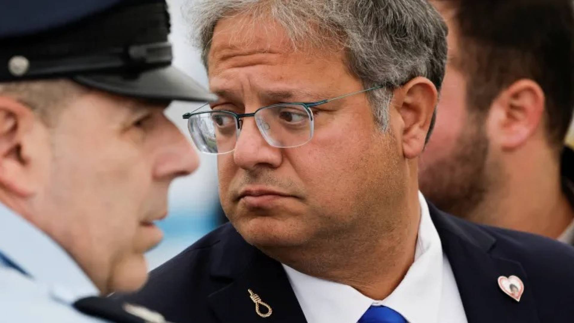 بن غفير بـ بروش "حبل المشنقة" داخل الكنيست أثناء إقرار قانون إعدام الأسرى الفلسطينيين