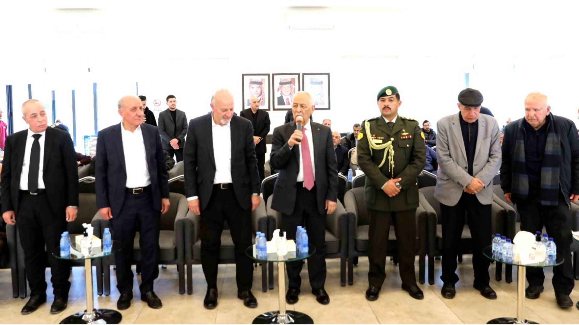 العيسوي ينقل تعازي الملك وولي العهد إلى آل داود