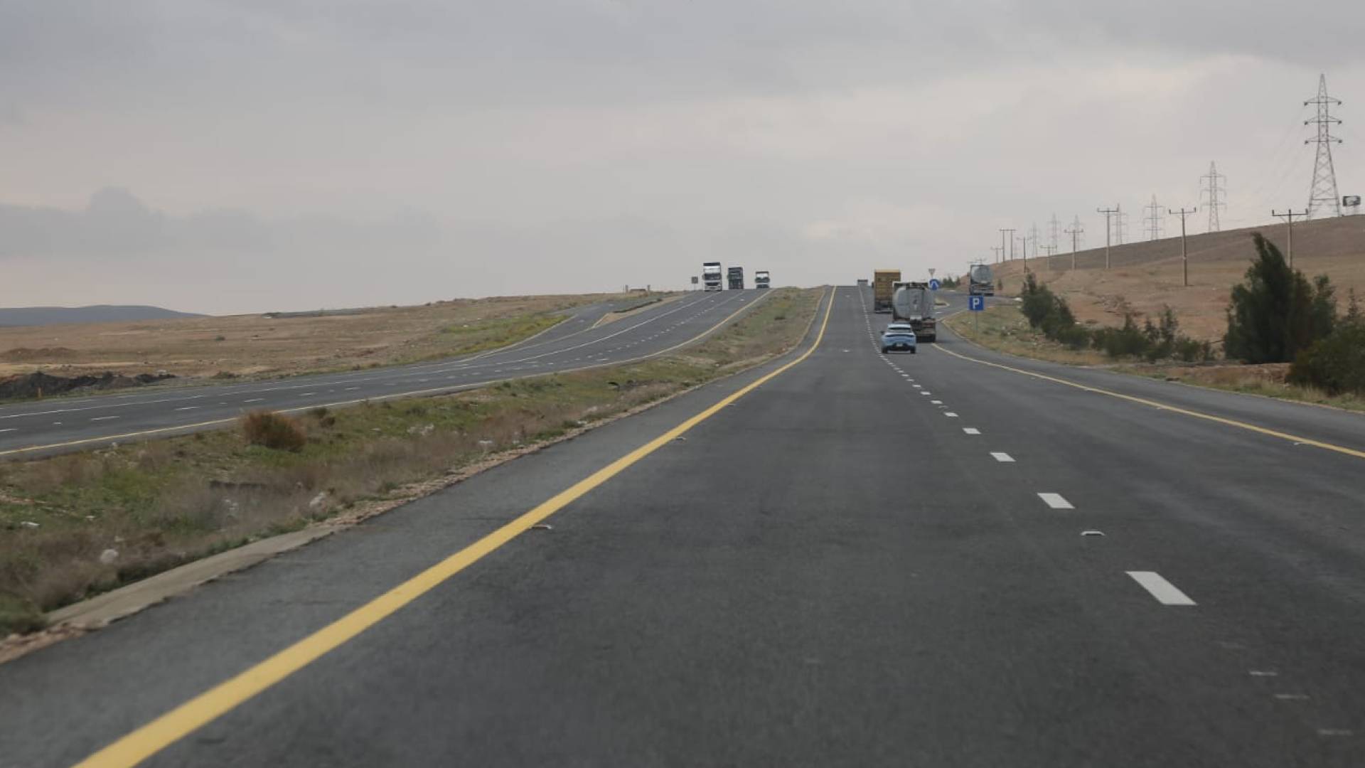 وزارة الأشغال تبدأ صيانة الطريق الصحراوي من القويرة حتى وادي اليتم بـ 3.25 مليون دينار