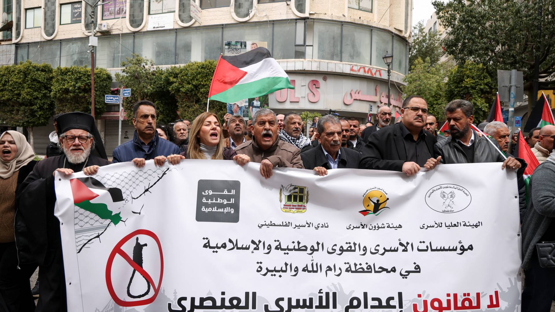 إضراب شامل يعم الضفة الغربية احتجاجا على قانون إعدام الأسرى