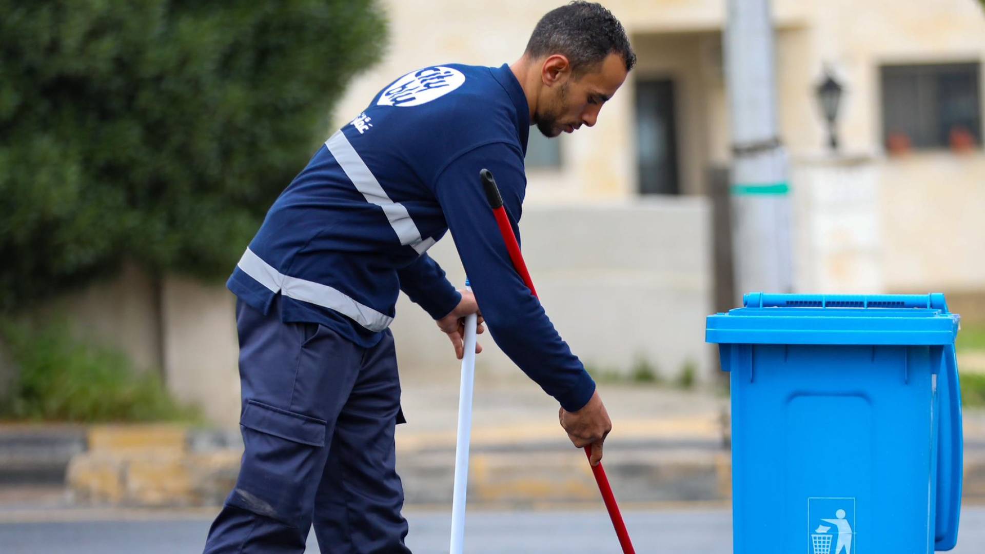 أمانة عمان: بدء أولى مراحل جمع ونقل النفايات في منطقتي "زهران" و"طارق" 