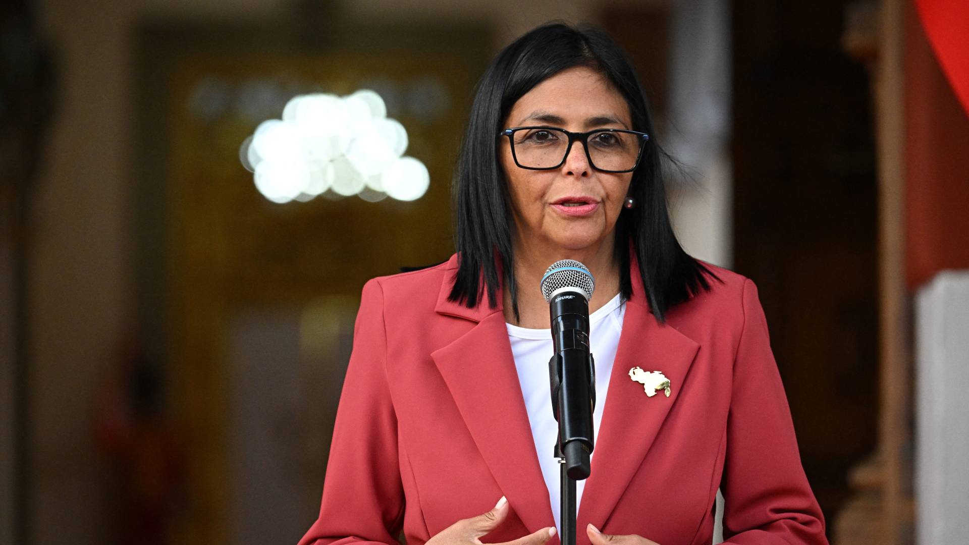 واشنطن ترفع العقوبات عن رئيسة فنزويلا بالوكالة تمهيدا لتطبيع العلاقات 