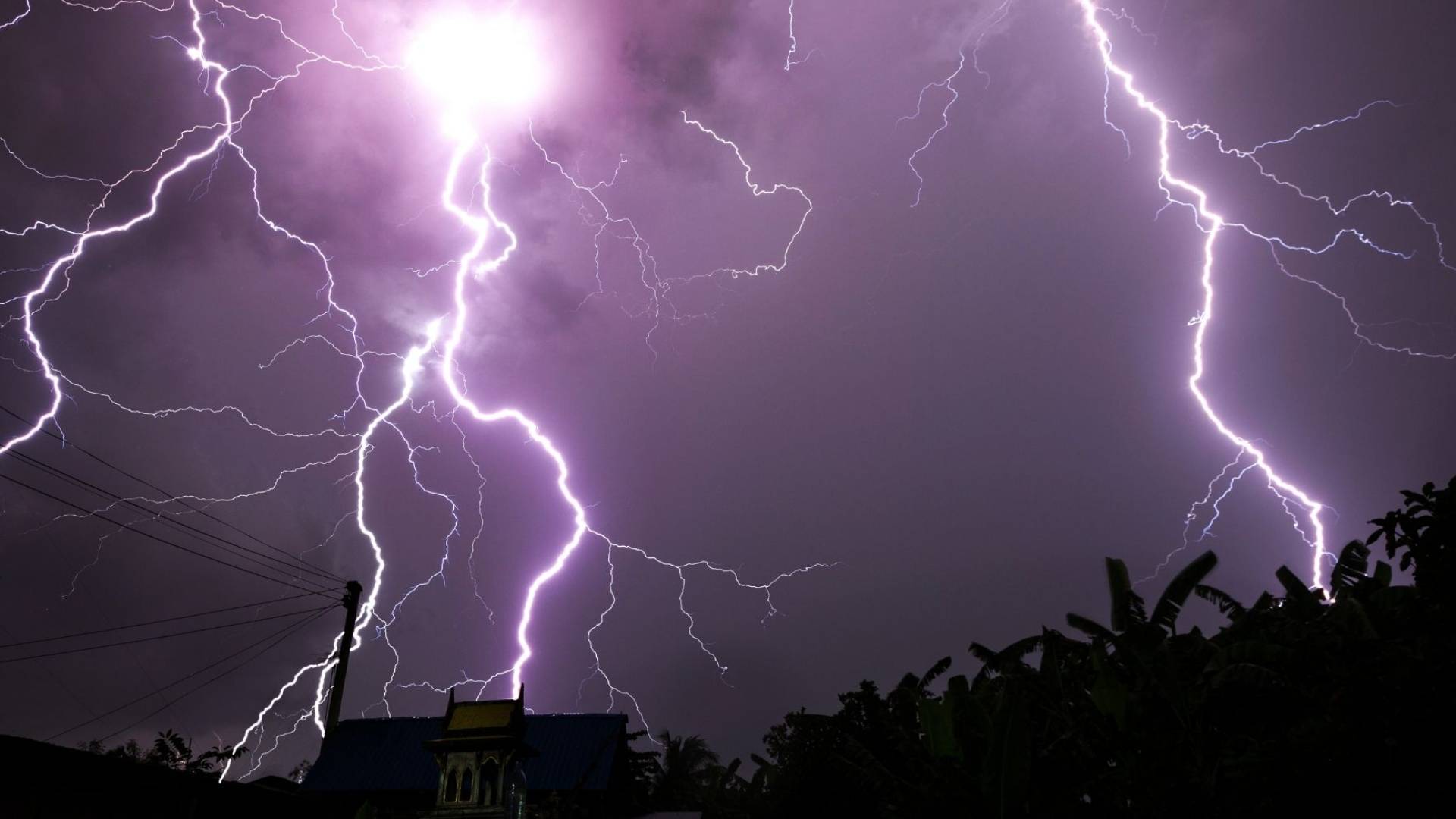 طقس العرب: سحب رعدية تتشكل في مناطق متفرقة من الأردن وتحذيرات من كثافة الغبار