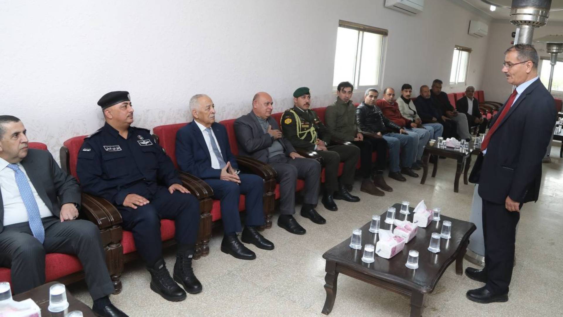 مندوبا عن الملك وولي العهد... العيسوي يعزي عشيرة الخوالدة 