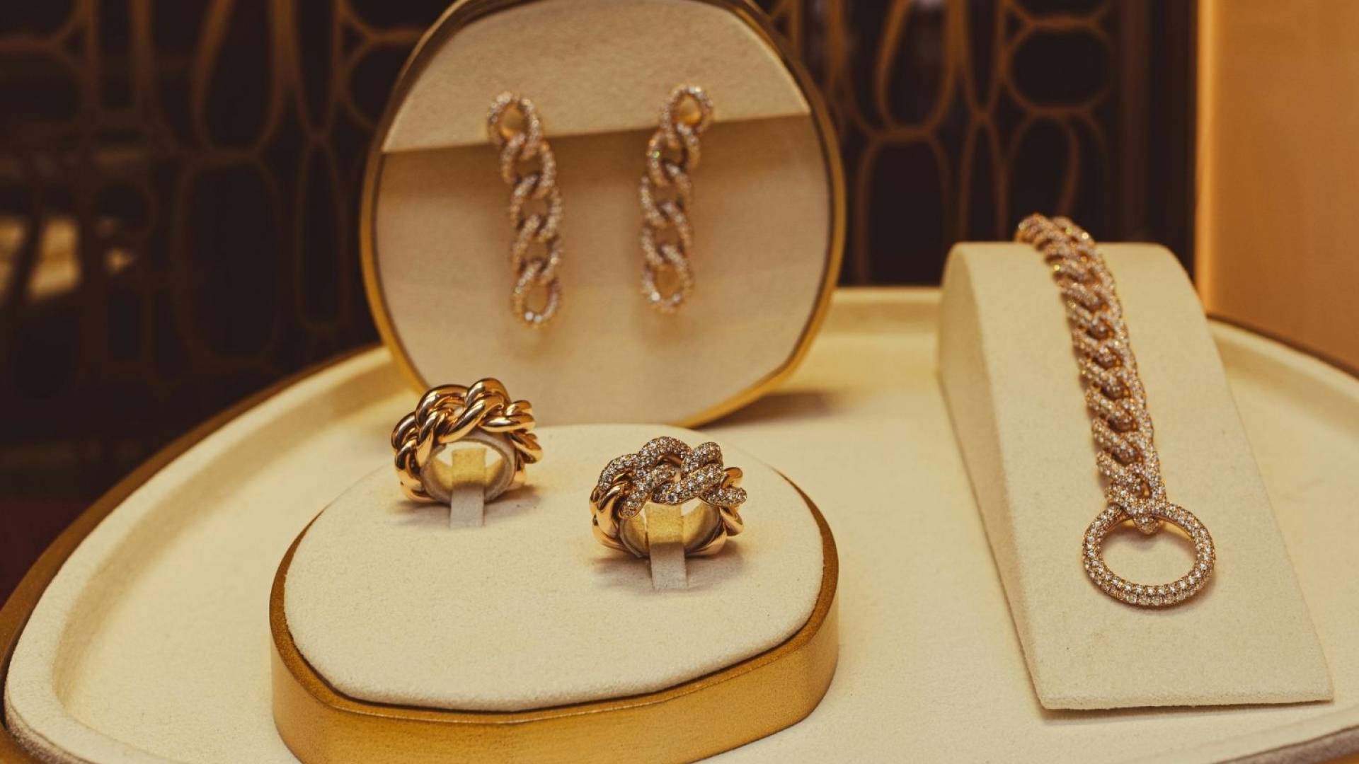 انخفاض في أسعار الذهب في الإمارات الجمعة