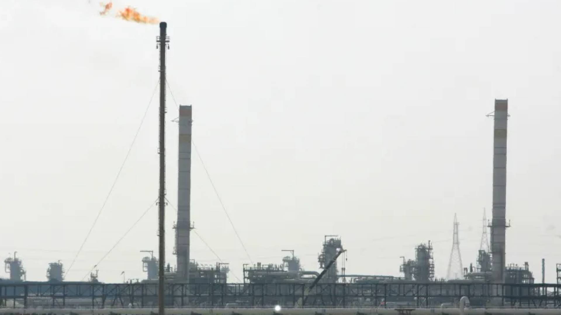 تصعيد إيراني خطير.. استهداف محطة مياه بالكويت ومنشأة غاز بالإمارات