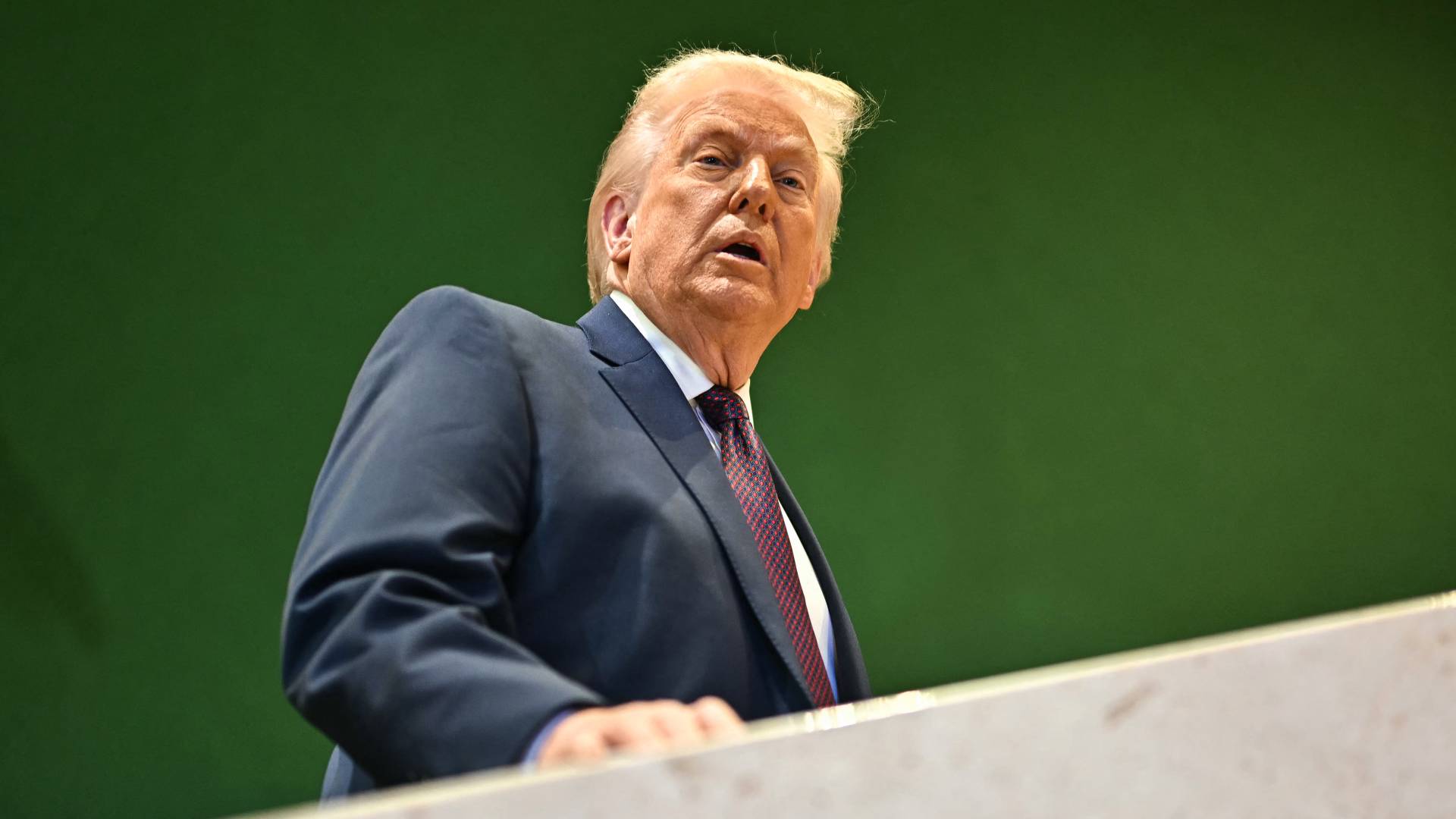 ترمب يلوح بالسيطرة على نفط إيران ويشعل الجدل الدولي