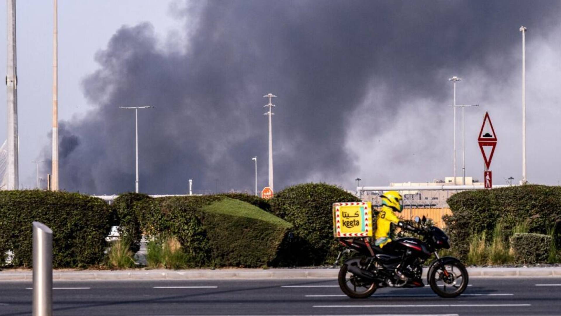 مكتب أبوظبي الإعلامي: السيطرة على 3 حرائق بمصنع بروج للبتروكيماويات #عاجل 