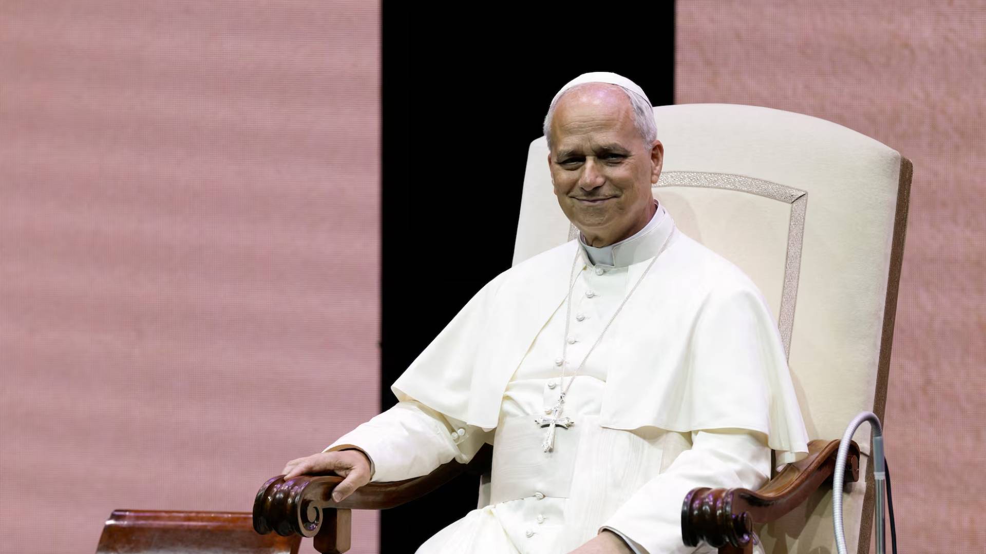 رسالة "المدينة والعالم".. بابا الفاتيكان يطالب قادة العالم بإلقاء الأسلحة