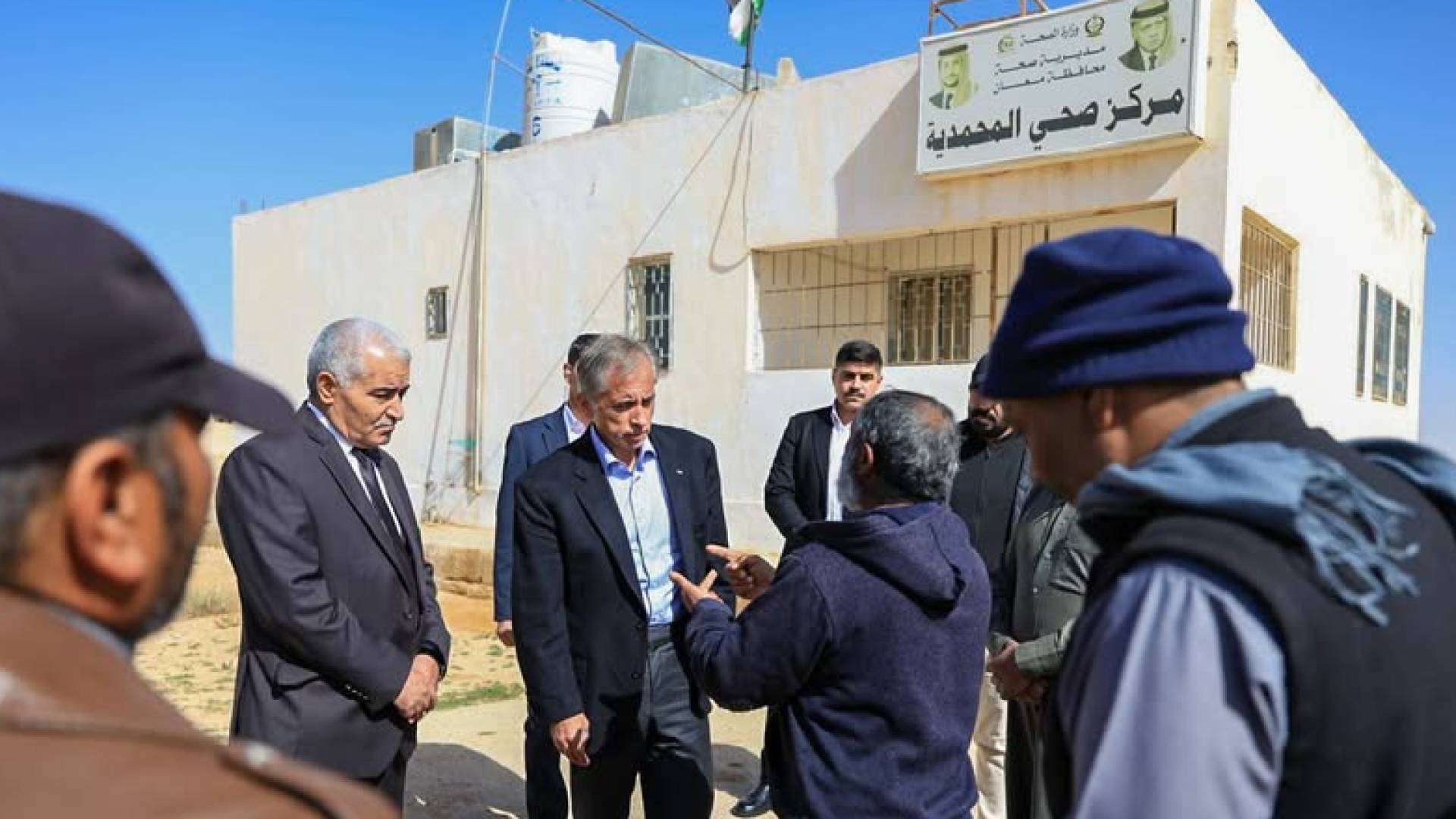 رَئِيسُ الْوُزَرَاءِ يَتَفَقَّدُ مَرَافِقَ خِدْمِيَّةً فِي مَعَان وَيُوَجِّهُ بِتَطْوِيرِ الْقِطَاعِ الصِّحِّيِّ فِي الْجَنُوبِ 