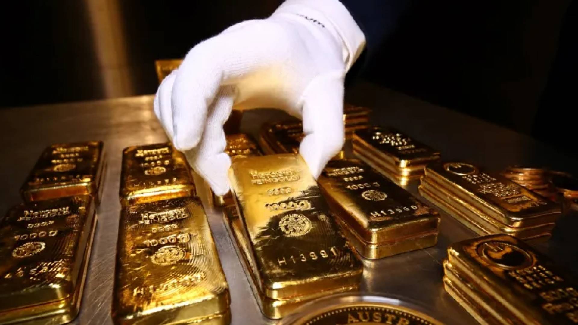 الذهب يقترب من حاجز الـ 4700 دولار وسط ترقب لـ "ثلاثاء الجحيم"