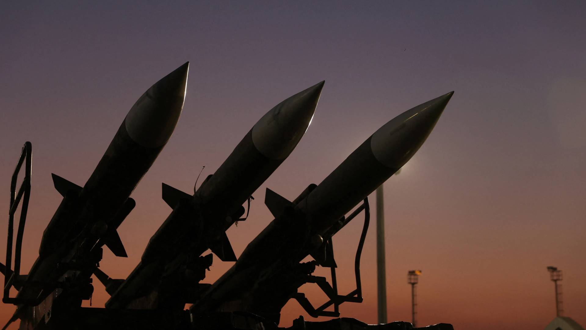 "الحرس الثوري" يهدد بحرمان أمريكا وحلفائها من "نفط المنطقة" لسنوات : ردنا سيتجاوز حدود الإقليم #عاجل 