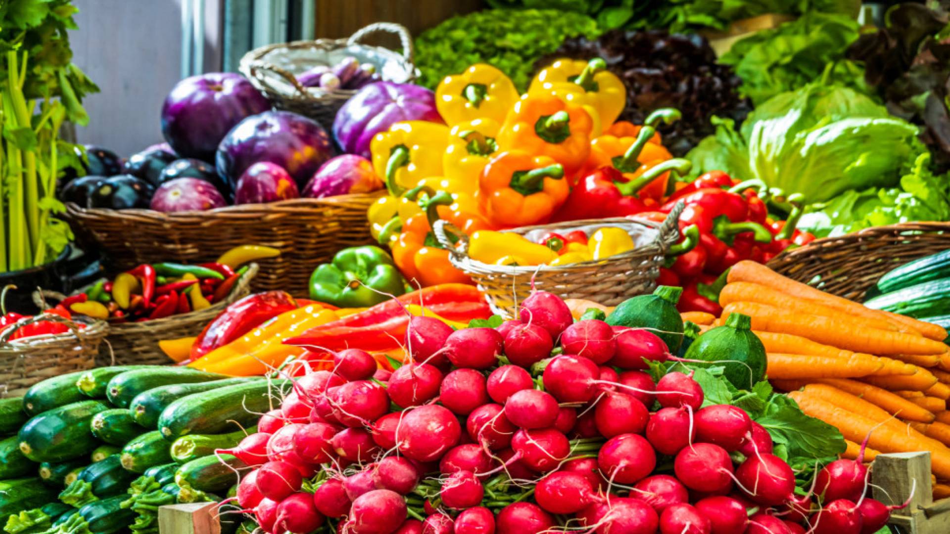 البندورة بـ 50 قرشاً والخيار بـ 45 قرشاً.. أسعار الخضار في"المركزي" عمان 