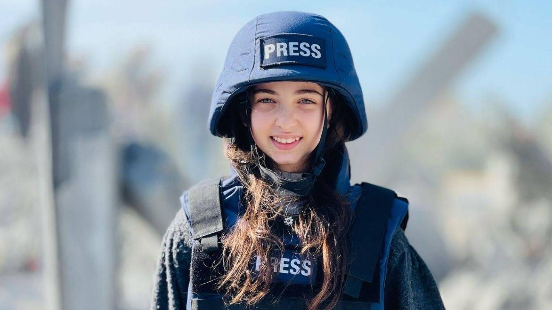 سمية وشاح: الطفلة التي حلمت بالكاميرا فاستقبلت جسد والدها شهيدا