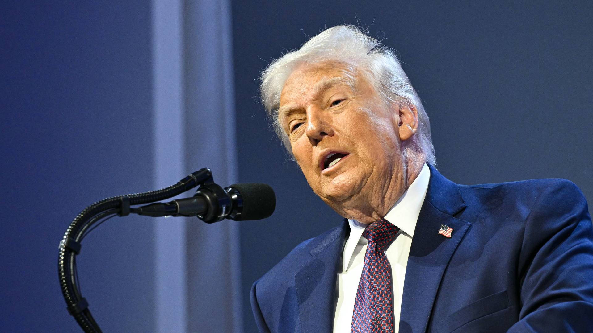 ترمب: لن نتركهم يفرضون رسوما على عبور السفن مضيق هرمز 