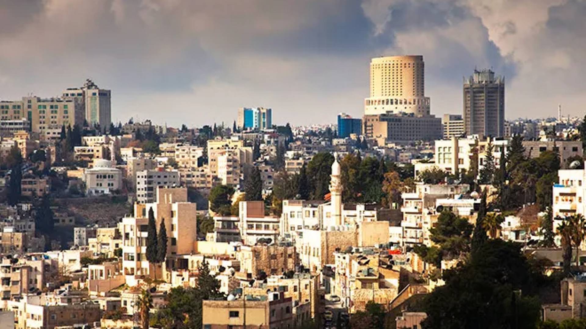 كتلة هوائية باردة نسبيًا تؤثر على أجواء عمّان مع فرص لهطول زخات مطر السبت 