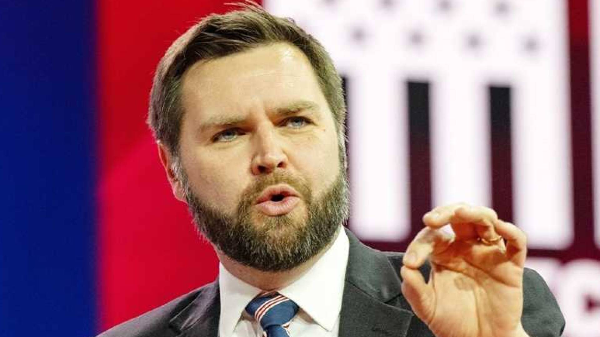 وصول فانس إلى باكستان مترئسا الوفد الأمريكي للمفاوضات مع إيران 