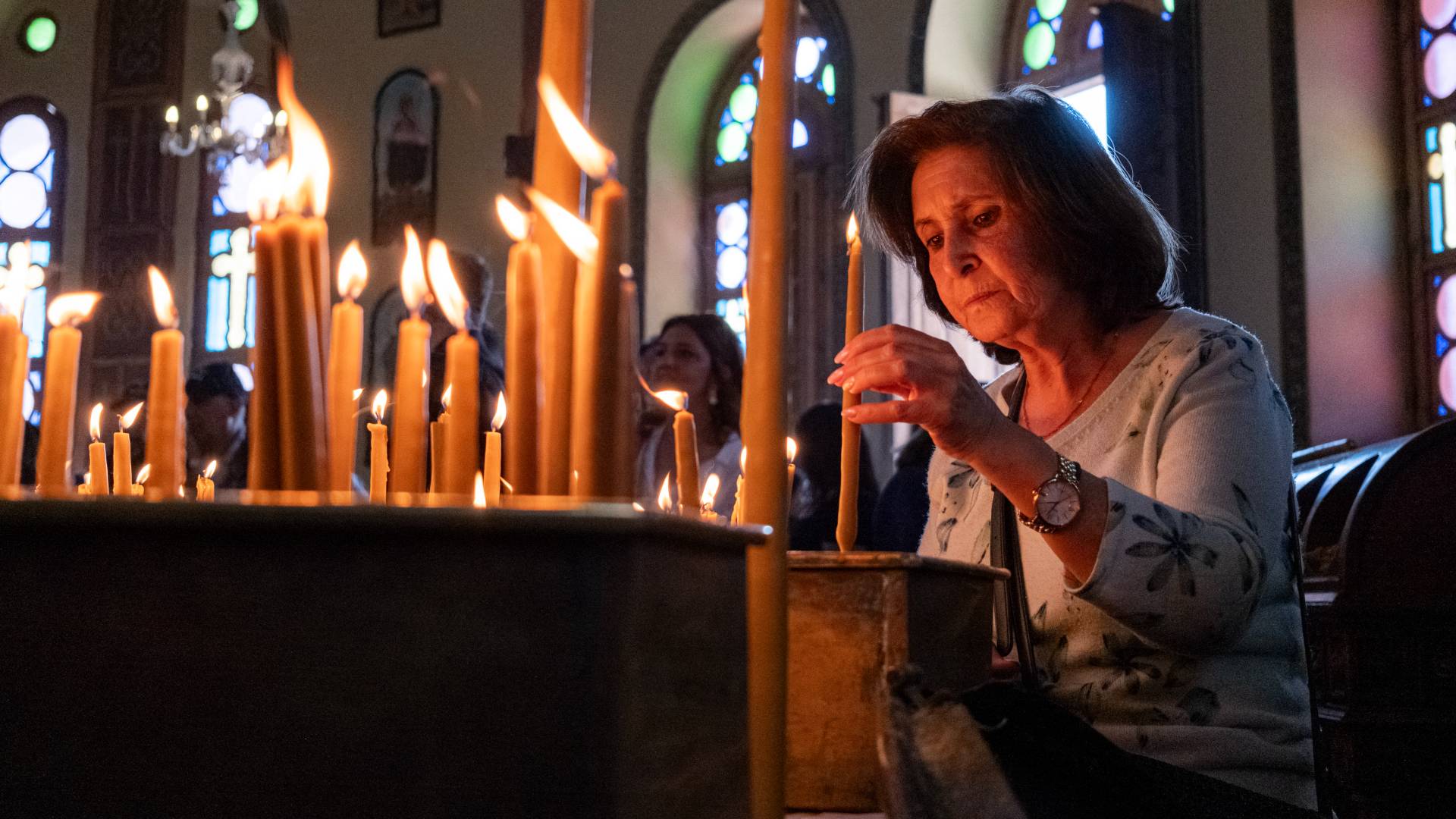 رغم الحواجز والقيود.. شعلة سبت النور تضيء أزقة القدس القديمة وتنطلق إلى العالم