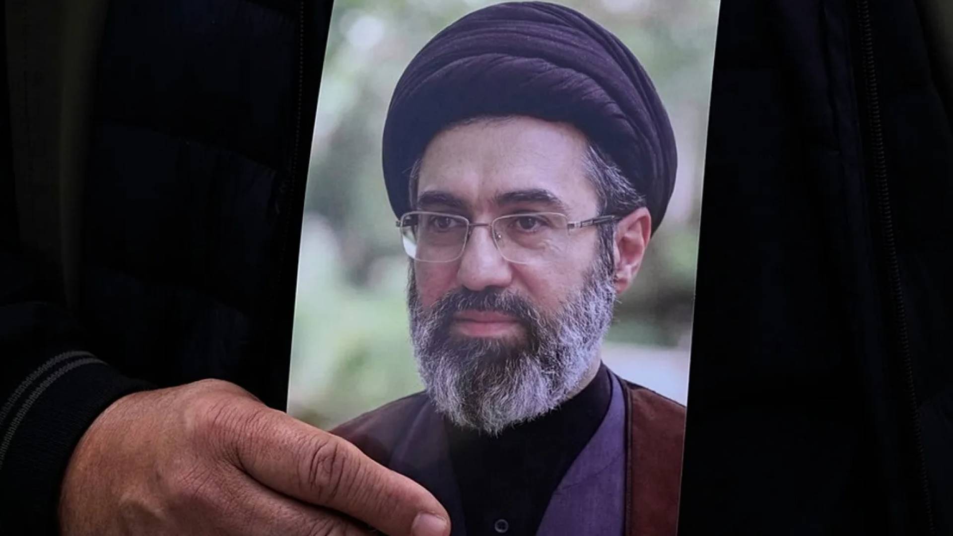 "بتر ساق وتشوه في الوجه".. مصادر تكشف الحالة الصحية "الحرجة" للمرشد الإيراني الجديد 