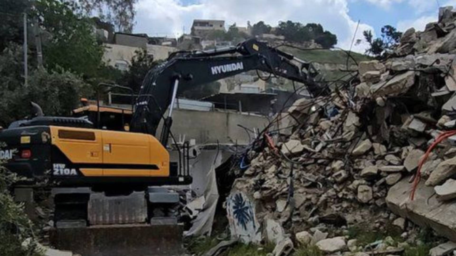 الاحتلال يقتلع ثلاث عائلات من جذورها.. "هدم ذاتي" قسري يطال منازل أشقاء في رأس العامود