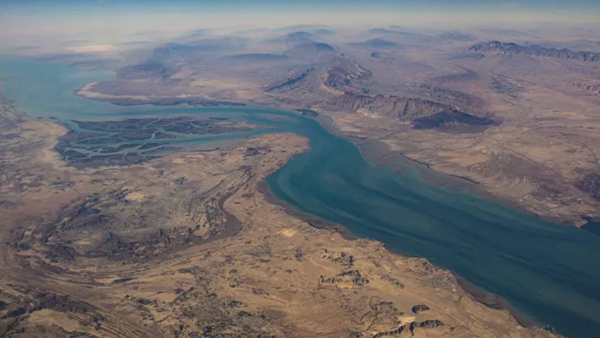 واشنطن تبدأ تمشيط مضيق هرمز من الألغام وتدفع بمدمرات صاروخية لتأمين الملاحة 