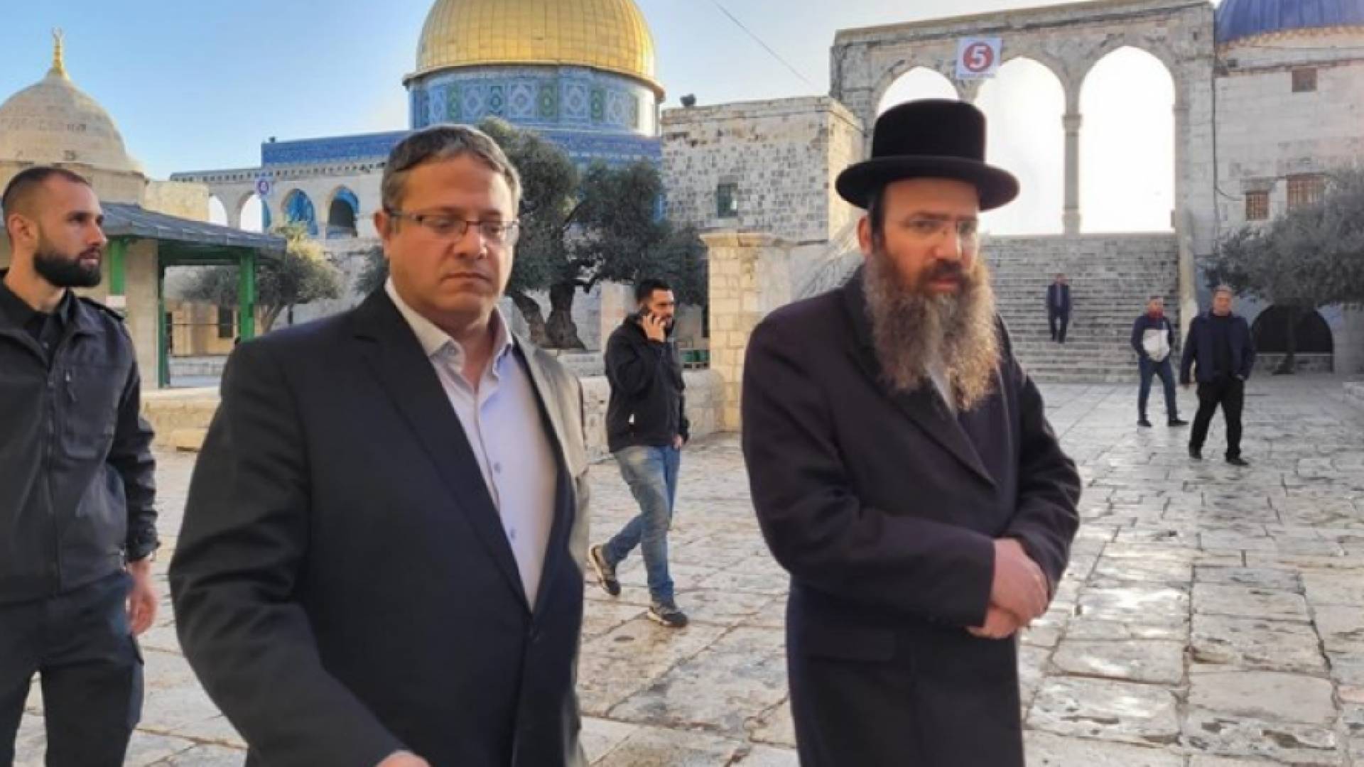 وسط رقصات استفزازية.. "بن غفير" يقتحم المسجد الأقصى لفرض واقع جديد في ساحاته - فيديو