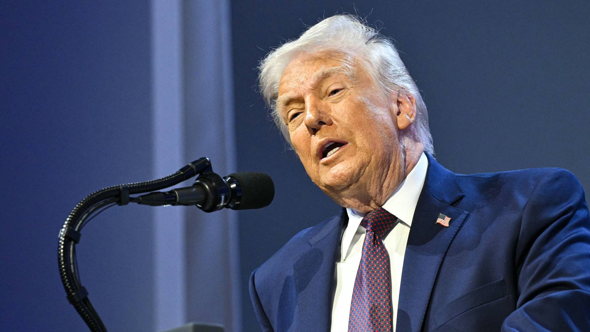 ترمب لـ "فوكس نيوز": الحصار الشامل على هرمز هو الطريق للتفاوض.. وإما "كل شيء أو لا شيء" 