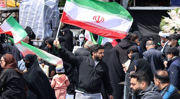 إيرانيون يحملون أعلاما إيرانية