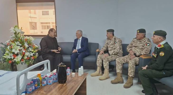 زيارة رئيس الديوان الملكي الهاشمي للفريق المتقاعد متعب الزبن