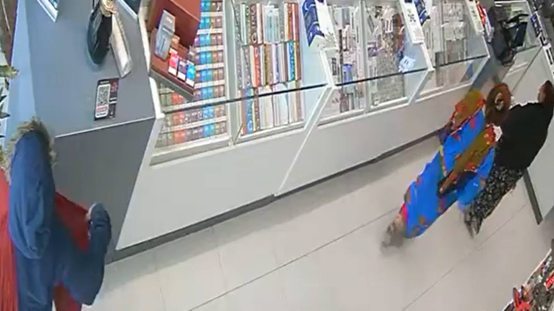 "تشتيت الانتباه".. فتيات ينفذن سرقة جماعية منظمة لمحل تجاري في عمان.. فيديو