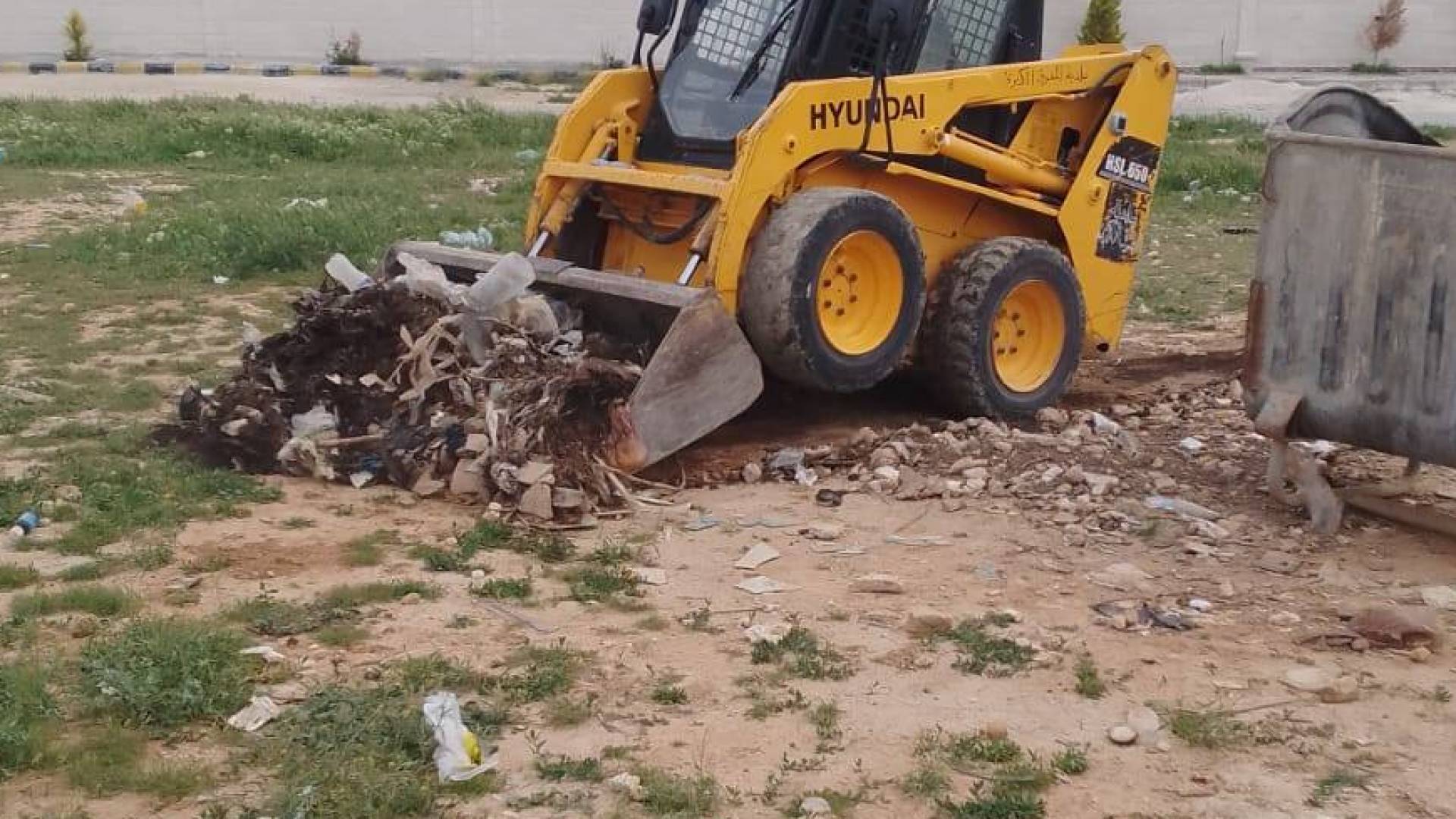 بلدية المفرق الكبرى تكثف حملات النظافة الشاملة في مختلف الشوارع والأحياء