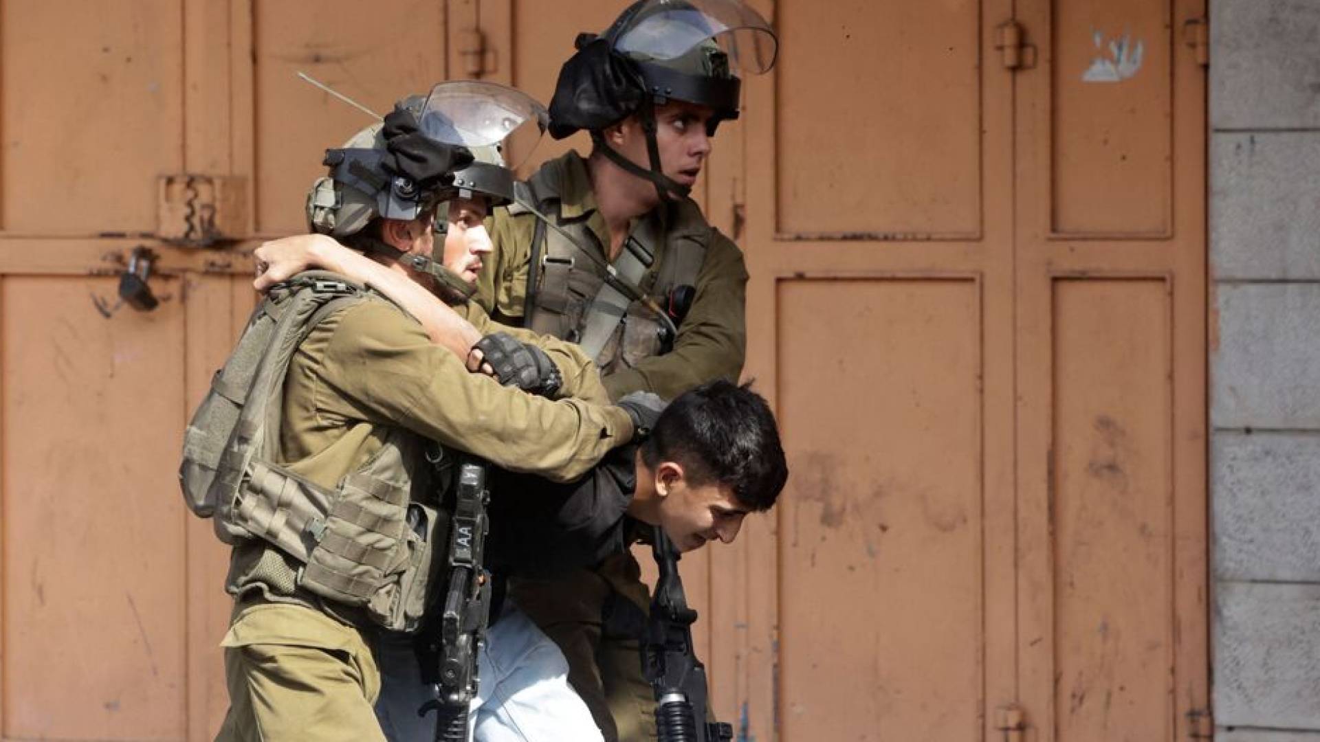 قوات الاحتلال تشن حملة اعتقالات واسعة في بلدة بلعا شرق طولكرم وتعتقل عشرات الشبان 