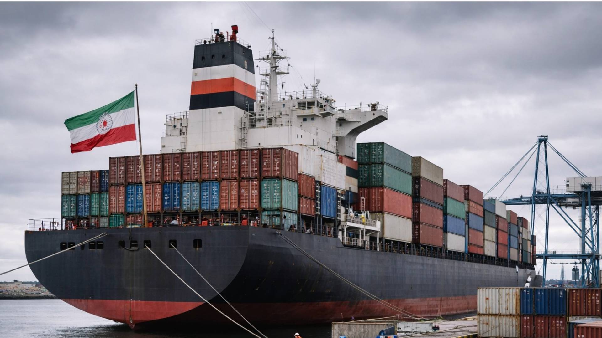 سنتكوم: مدمرة أمريكية منعت سفينة ترفع علم إيران من الالتفاف على الحصار والخروج من مضيق هرمز