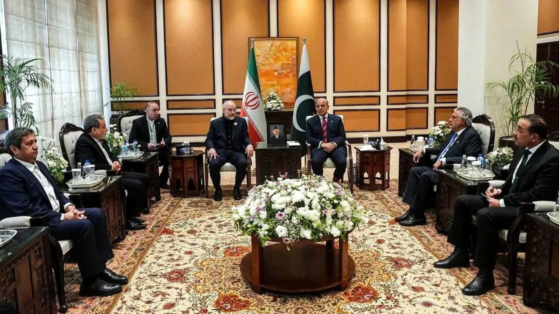 ماراثون دبلوماسي في طهران.. رسائل "أمريكية إيرانية" عبر إسلام آباد لإحياء مسار السلام