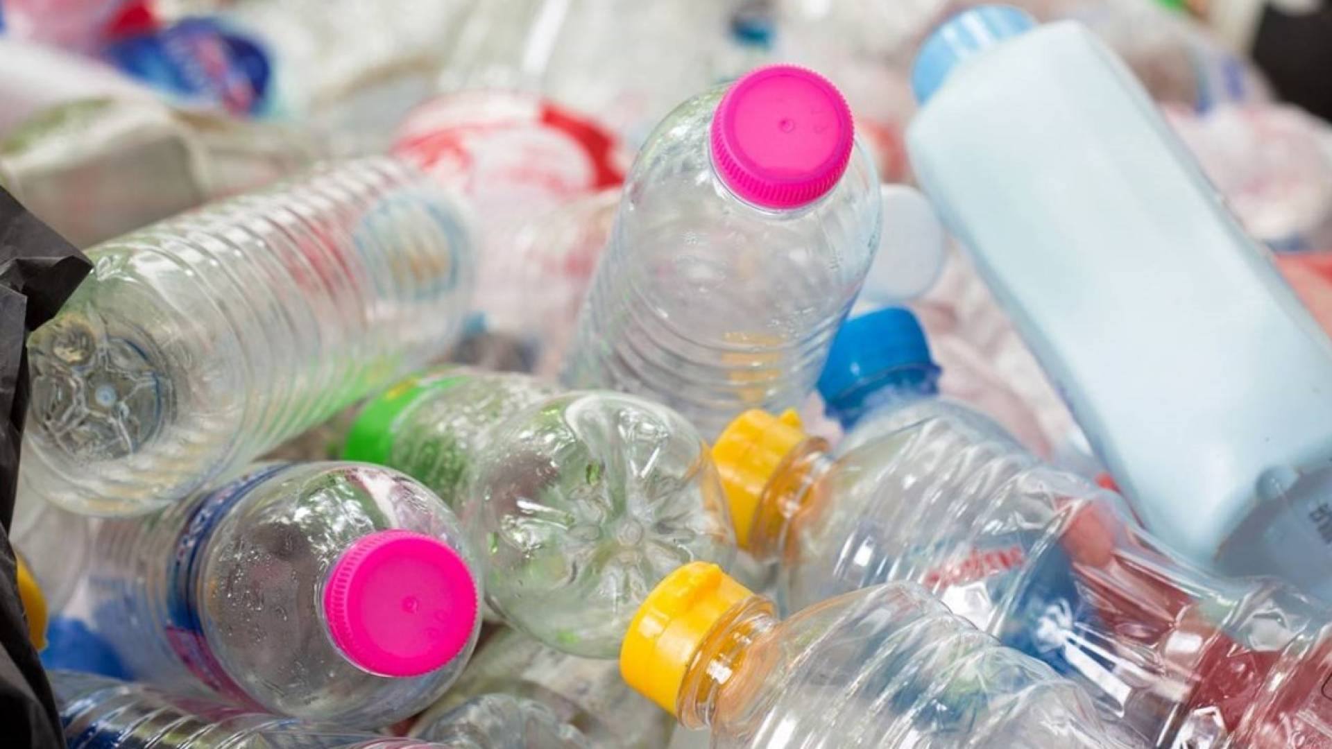 زلزال البتروكيماويات: "داو" و"إكسون موبيل" ترفعان أسعار البلاستيك مع تعطل إمدادات هرمز 