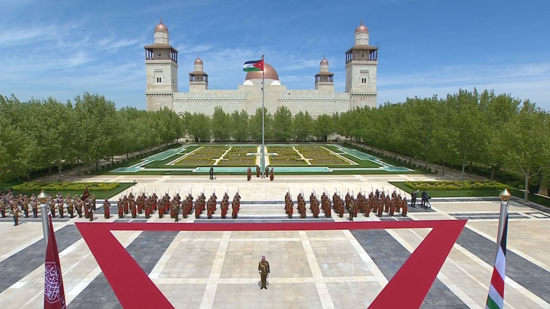 الملك يشارك الأردنيين الاعتزاز بالراية ويشهد مراسم رفع العلم بمناسبة يومه الوطني 