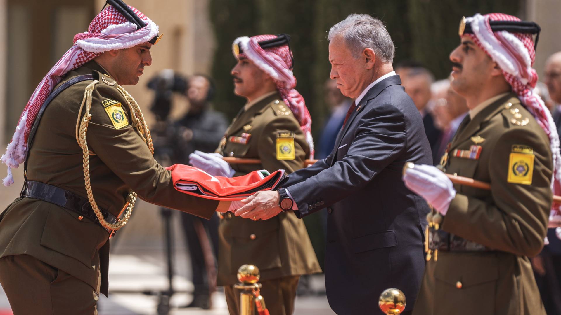 "سر بنا للفخار والعلا".. من مراسم رفع العلم في قصر الحسينية بمناسبة اليوم الوطني للعلم الأردني.. فيديو