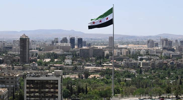 علم سوريا  في العاصمة دمشق