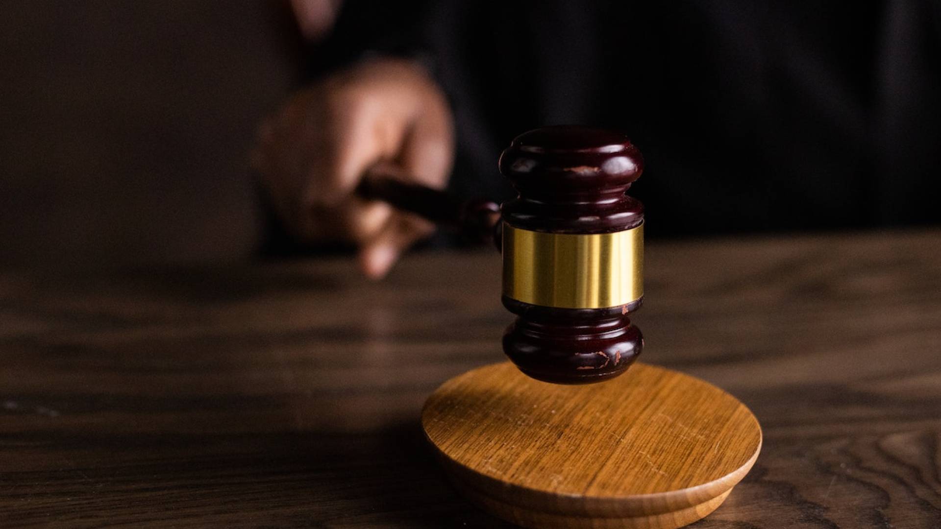 نائب عام عمان يقرر حظر النشر في قضية فتاة أساءت للعلم