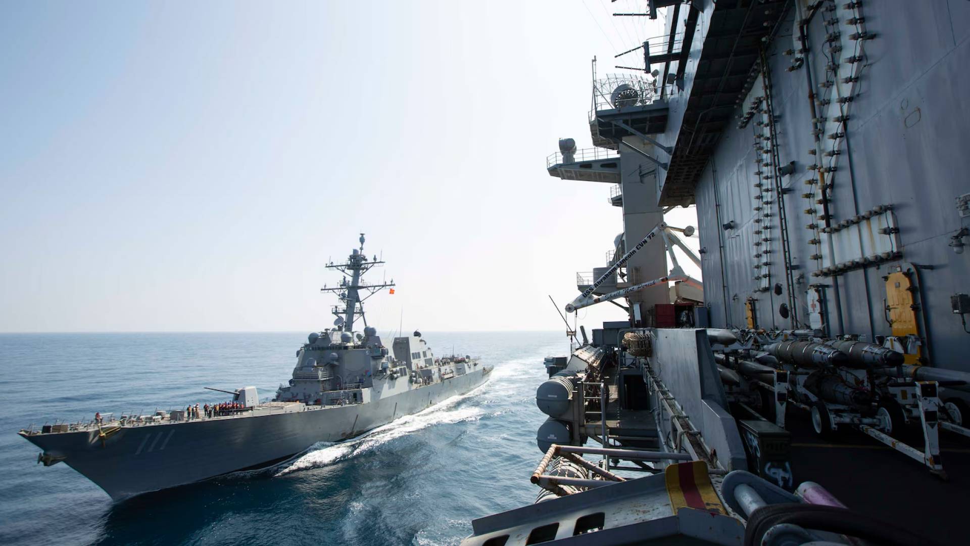 قائد القيادة المركزية الأمريكية: ٨ مروحيات من طراز أباتشي تساهم في المراقبة وتوفير الردع بمنطقة مضيق هرمز 