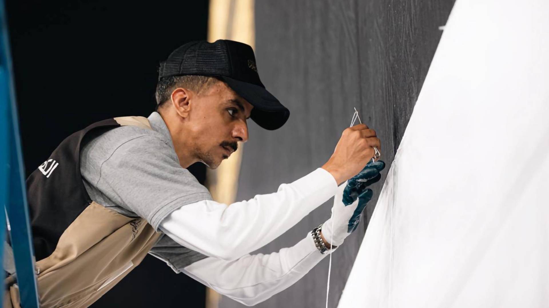 رفع الجزء السفلي من كسوة الكعبة المشرفة استعدادًا لموسم حج 1447هـ 