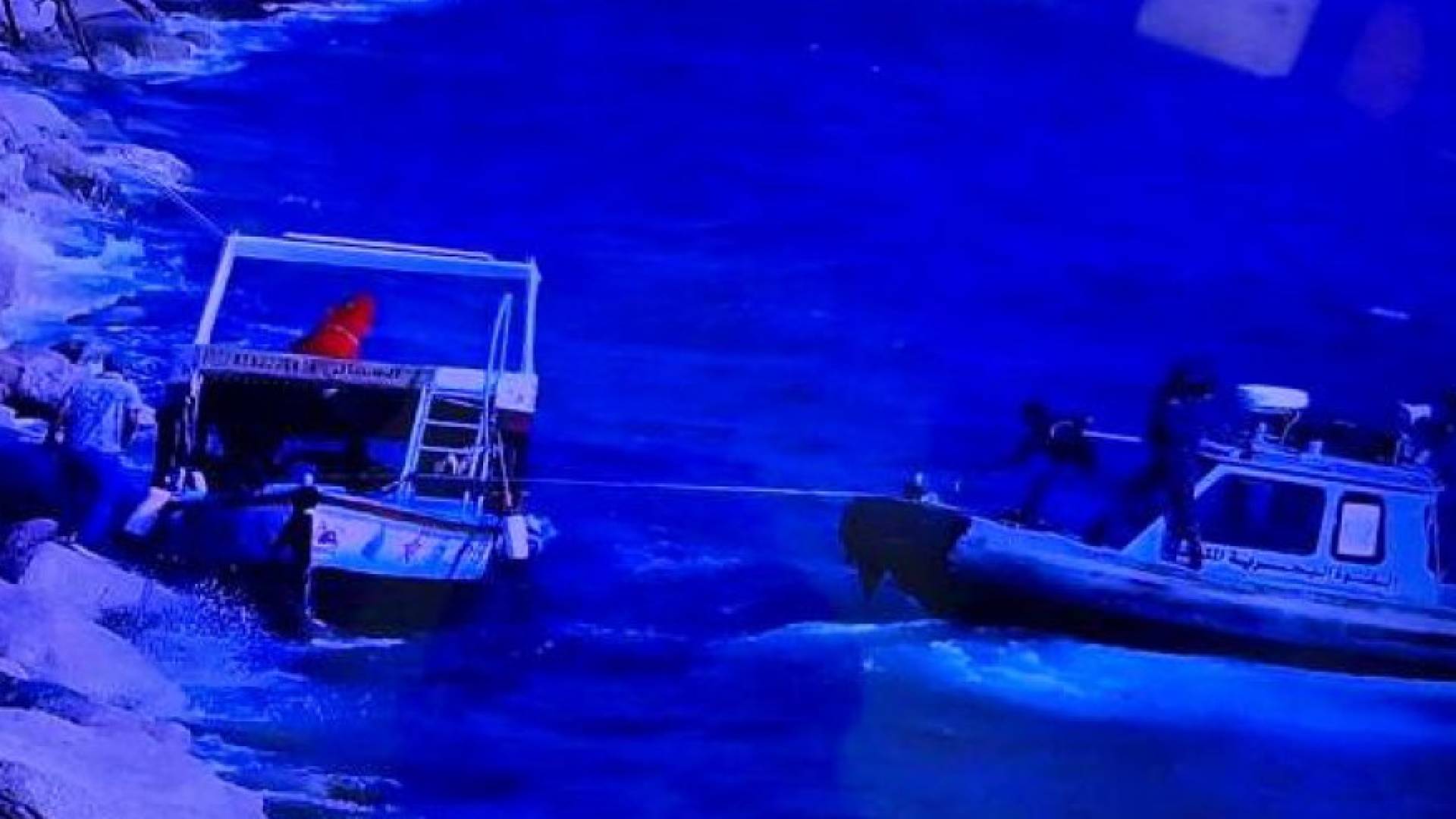 القوة البحرية والزوارق الملكية تنقذ مركبا سياحيا في العقبة 