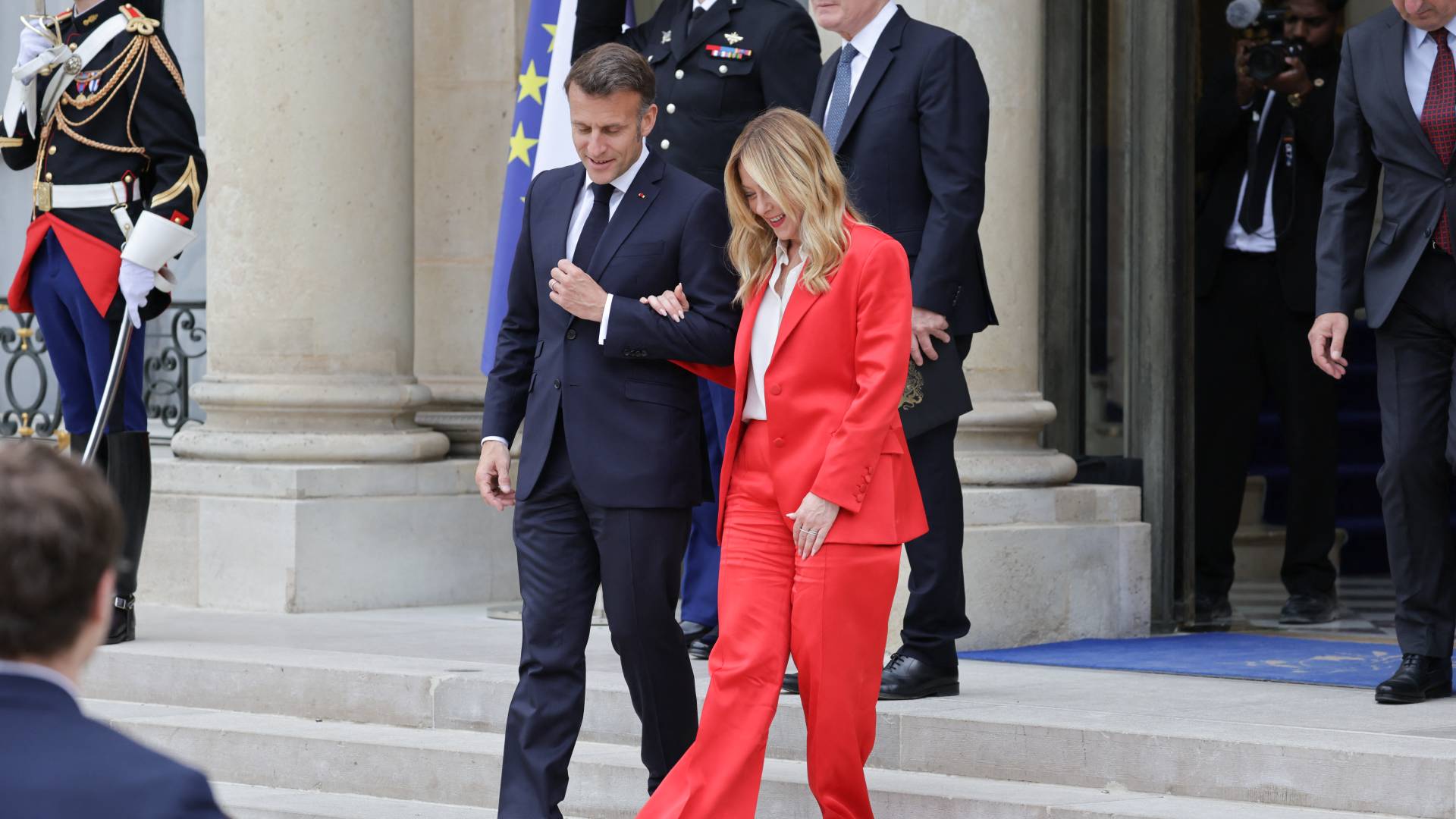 ماكرون يثير ارتباك ميلوني باستقبال "حار مبالغ فيه" خلال قمة هرمز في باريس