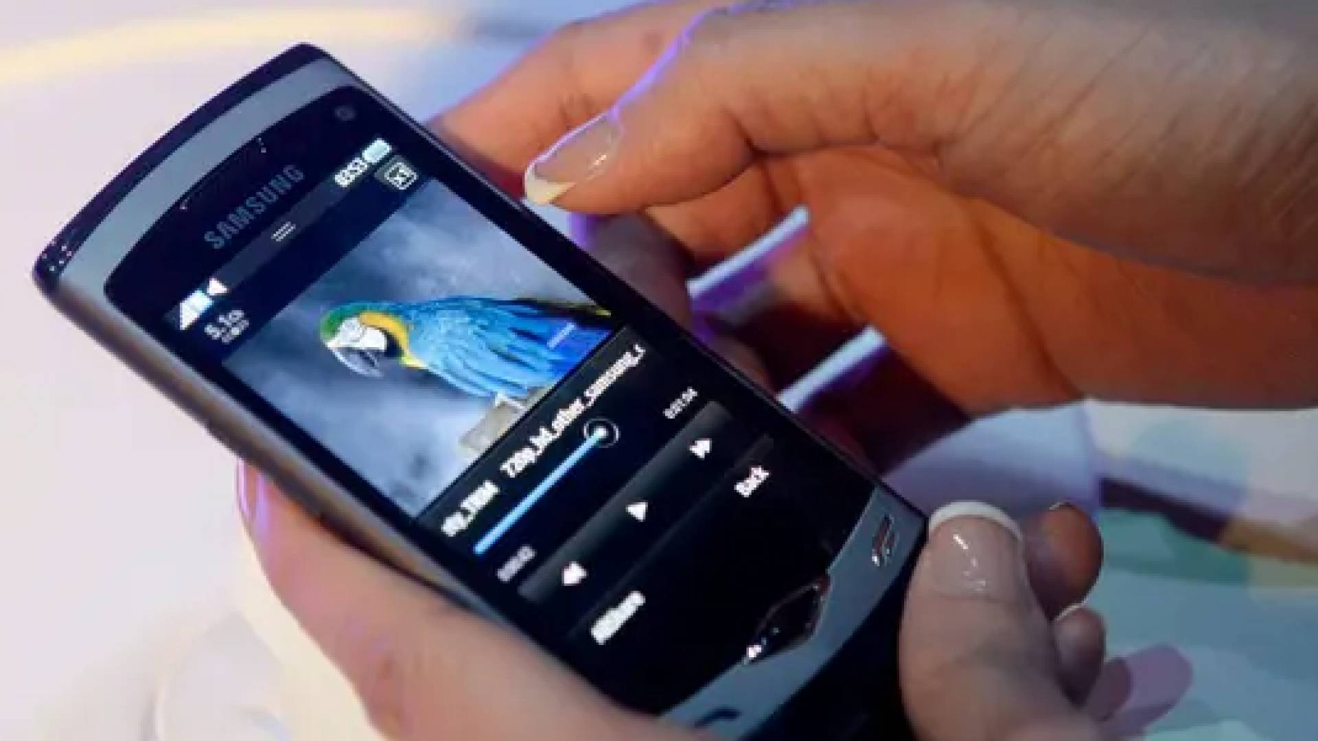 "سامسونغ" تحسم الجدل: لماذا اختفت الهواتف الصغيرة؟ وما هو البديل؟